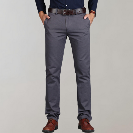 "Chino homme élégant, coupe droite, tissu coton premium, couleur neutre pour style polyvalent et confort quotidien."
