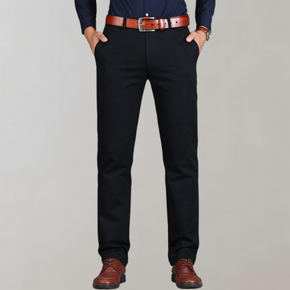 "Chino homme élégant, coupe droite, tissu coton premium, couleur neutre pour style polyvalent et confort quotidien."