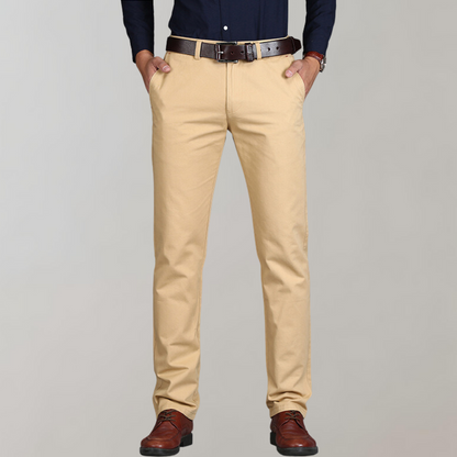 "Chino homme élégant, coupe droite, tissu coton premium, couleur neutre pour style polyvalent et confort quotidien."