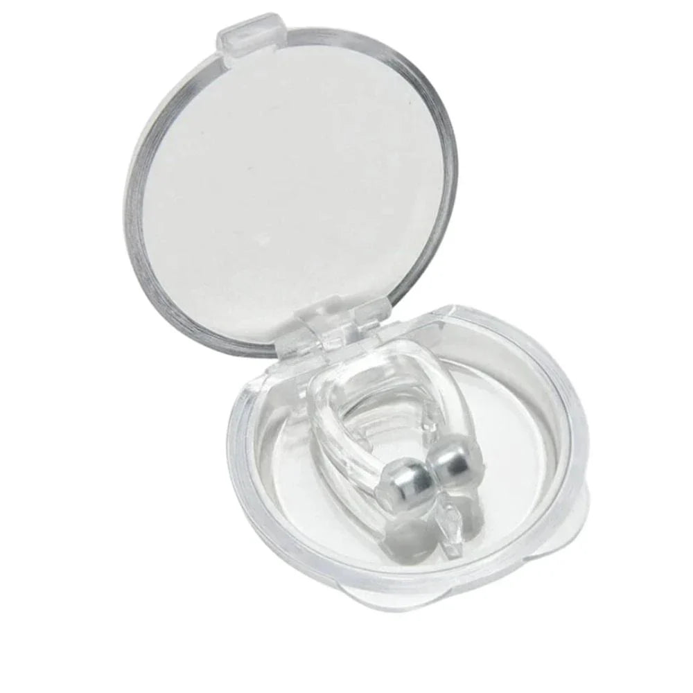 Clip Nez Anti-Ronflement en silicone hypoallergénique, compact et réutilisable, couleur transparente, vue de côté.