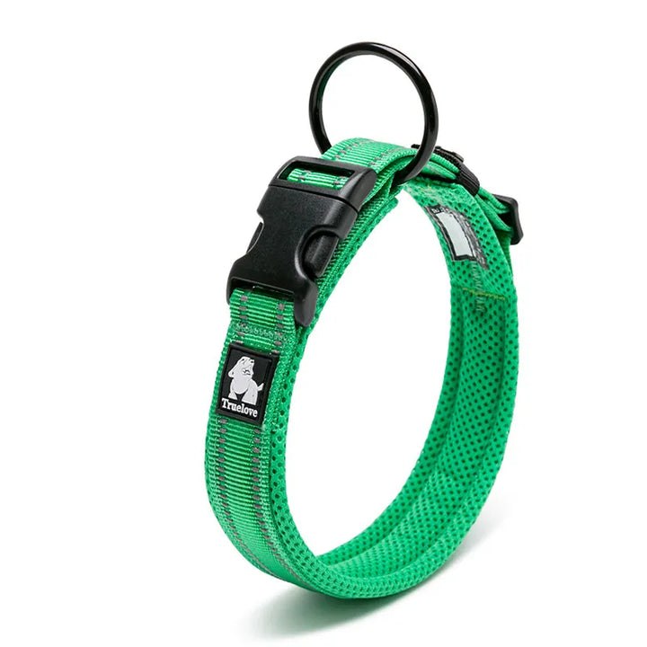 Collier réfléchissant pour chien avec bandes lumineuses, réglable, tissu respirant, idéal pour promenades nocturnes.