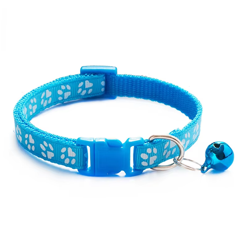 "Collier réglable pour chat avec clochette, motif de patte, boucle sécurisée, couleur vive, pour sécurité et élégance."