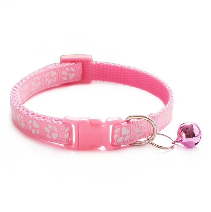 "Collier réglable pour chat avec clochette, motif de patte, boucle sécurisée, couleur vive, pour sécurité et élégance."