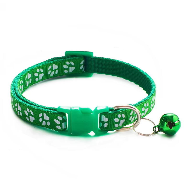"Collier réglable pour chat avec clochette, motif de patte, boucle sécurisée, couleur vive, pour sécurité et élégance."