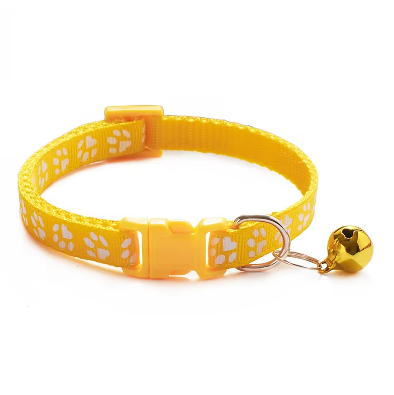 "Collier réglable pour chat avec clochette, motif de patte, boucle sécurisée, couleur vive, pour sécurité et élégance."