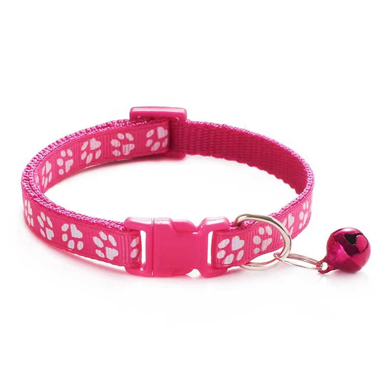 "Collier réglable pour chat avec clochette, motif de patte, boucle sécurisée, couleur vive, pour sécurité et élégance."