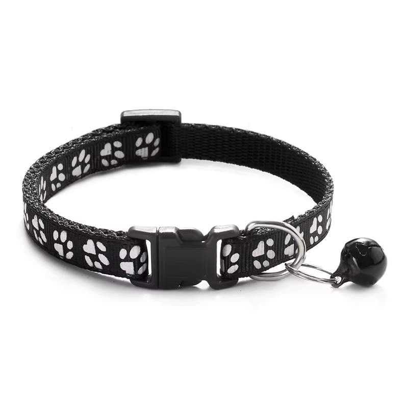 "Collier réglable pour chat avec clochette, motif de patte, boucle sécurisée, couleur vive, pour sécurité et élégance."