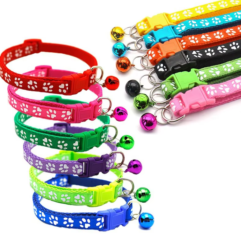 "Collier réglable pour chat avec clochette, motif de patte, boucle sécurisée, couleur vive, pour sécurité et élégance."