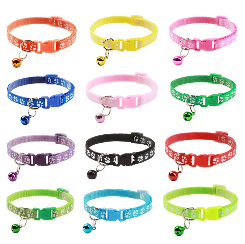 "Collier réglable pour chat avec clochette, motif de patte, boucle sécurisée, couleur vive, pour sécurité et élégance."