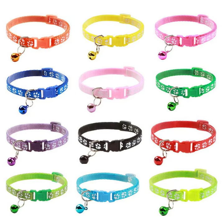 "Collier réglable pour chat avec clochette, motif de patte, boucle sécurisée, couleur vive, pour sécurité et élégance."