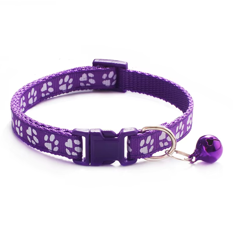 "Collier réglable pour chat avec clochette, motif de patte, boucle sécurisée, couleur vive, pour sécurité et élégance."