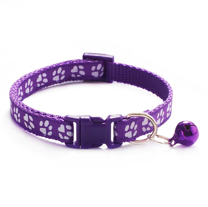 "Collier réglable pour chat avec clochette, motif de patte, boucle sécurisée, couleur vive, pour sécurité et élégance."