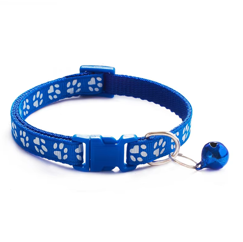 "Collier réglable pour chat avec clochette, motif de patte, boucle sécurisée, couleur vive, pour sécurité et élégance."