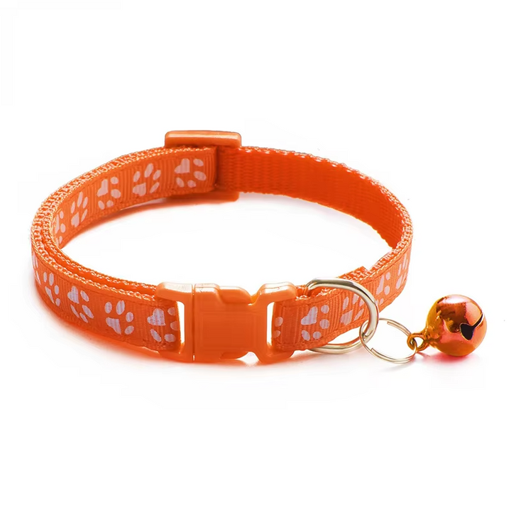 "Collier réglable pour chat avec clochette, motif de patte, boucle sécurisée, couleur vive, pour sécurité et élégance."