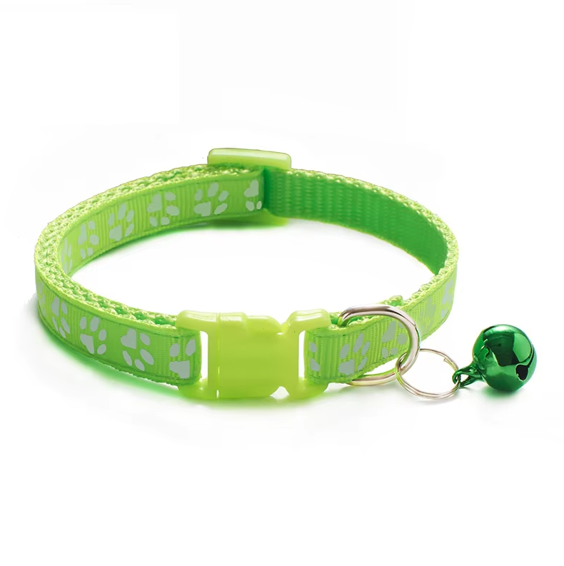 "Collier réglable pour chat avec clochette, motif de patte, boucle sécurisée, couleur vive, pour sécurité et élégance."