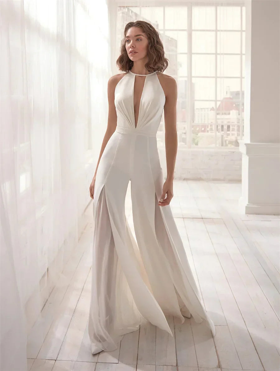 "Combinaison blanche élégante femme, col V plongeant, jambes fendues, style chic et aérien pour événements"
