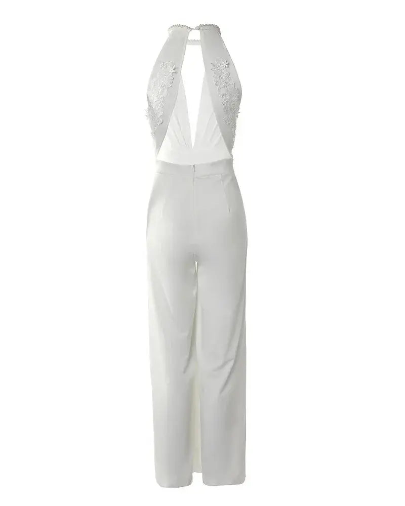 "Combinaison blanche élégante femme, col V plongeant, jambes fendues, style chic et aérien pour événements"