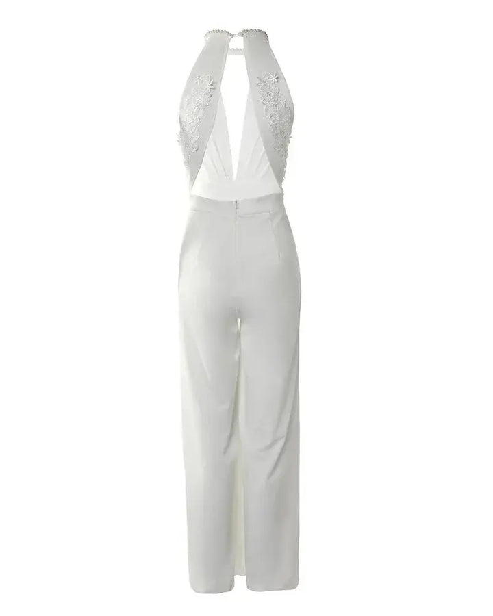 "Combinaison blanche élégante femme, col V plongeant, jambes fendues, style chic et aérien pour événements"