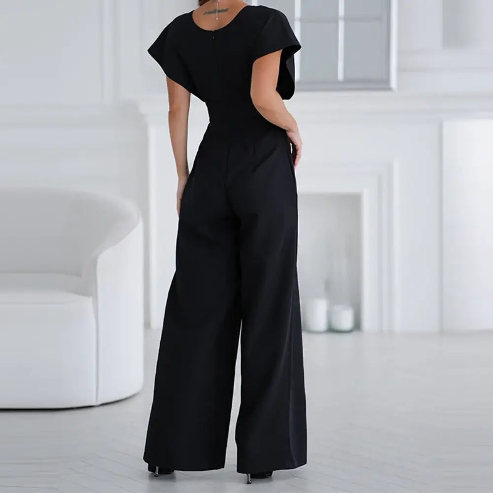 "Combinaison chic jambes larges, coupe fluide et structurée, manches papillon, idéale pour soirée ou événement pro."