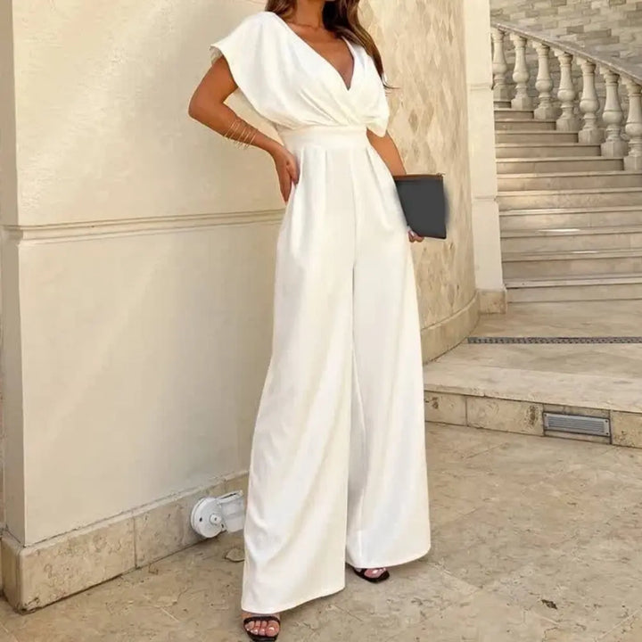 "Combinaison chic jambes larges, coupe fluide et structurée, manches papillon, idéale pour soirée ou événement pro."