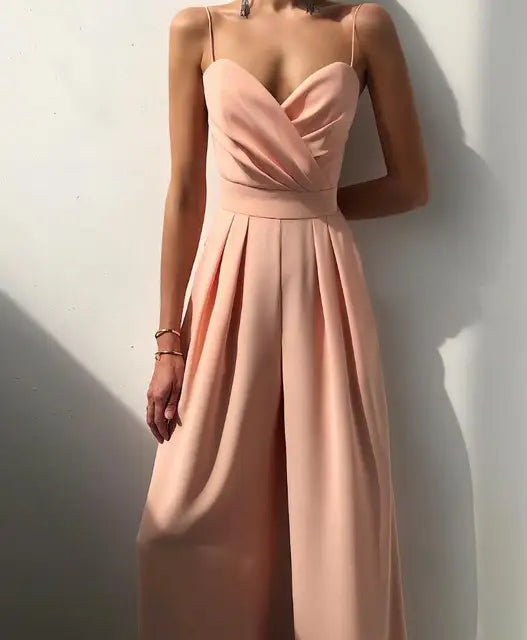 "Combinaison élégante pour femmes, coupe flatteuse, couleurs variées, tissu luxueux, idéale pour événements spéciaux."