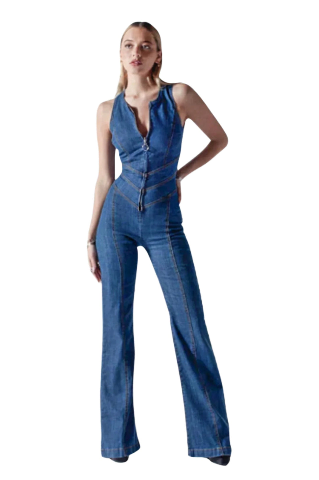 Combinaison en jean femme bleu moderne, coupe slim avec dos ouvert cœur, élégante et confortable pour un style audacieux.