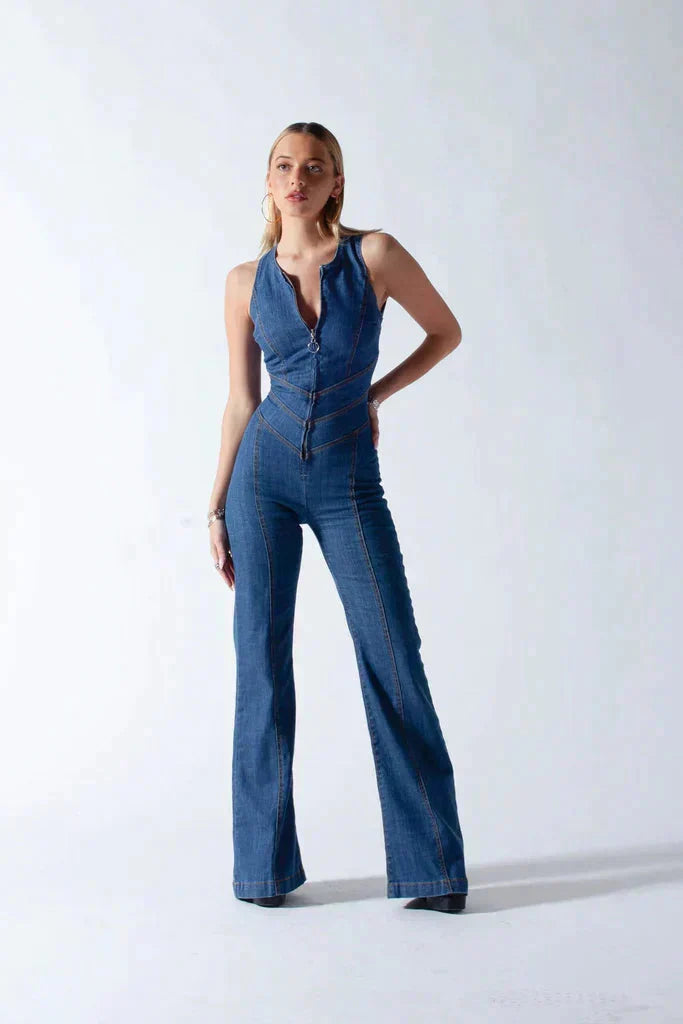 Combinaison en jean femme bleu moderne, coupe slim avec dos ouvert cœur, élégante et confortable pour un style audacieux.