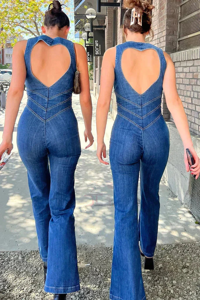 Combinaison en jean femme bleu moderne, coupe slim avec dos ouvert cœur, élégante et confortable pour un style audacieux.