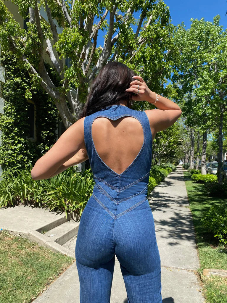 Combinaison en jean femme bleu moderne, coupe slim avec dos ouvert cœur, élégante et confortable pour un style audacieux.