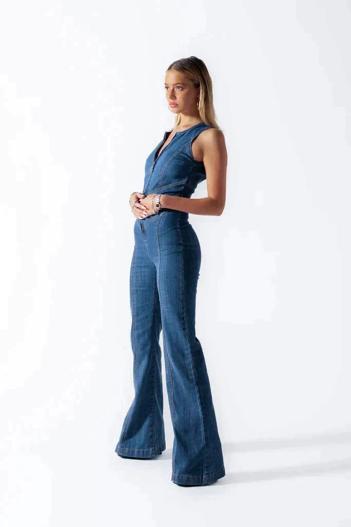 Combinaison en jean femme bleu moderne, coupe slim avec dos ouvert cœur, élégante et confortable pour un style audacieux.