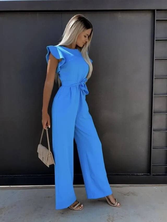 "Combinaison femme élégante avec manches papillon et ceinture chic, parfaite pour un style sophistiqué et confortable."