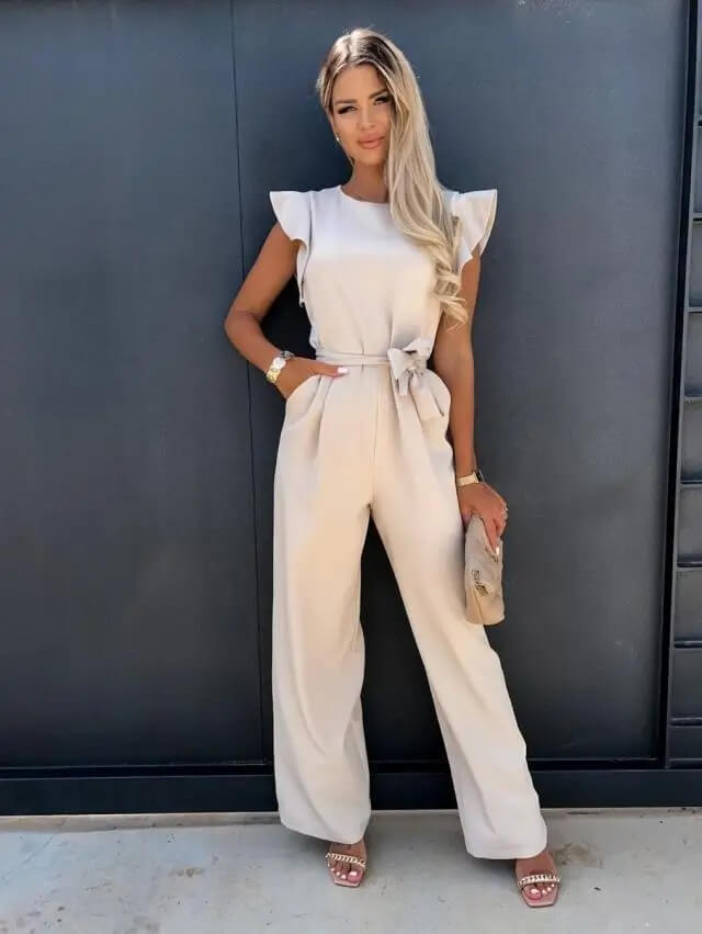 "Combinaison femme élégante avec manches papillon et ceinture chic, parfaite pour un style sophistiqué et confortable."