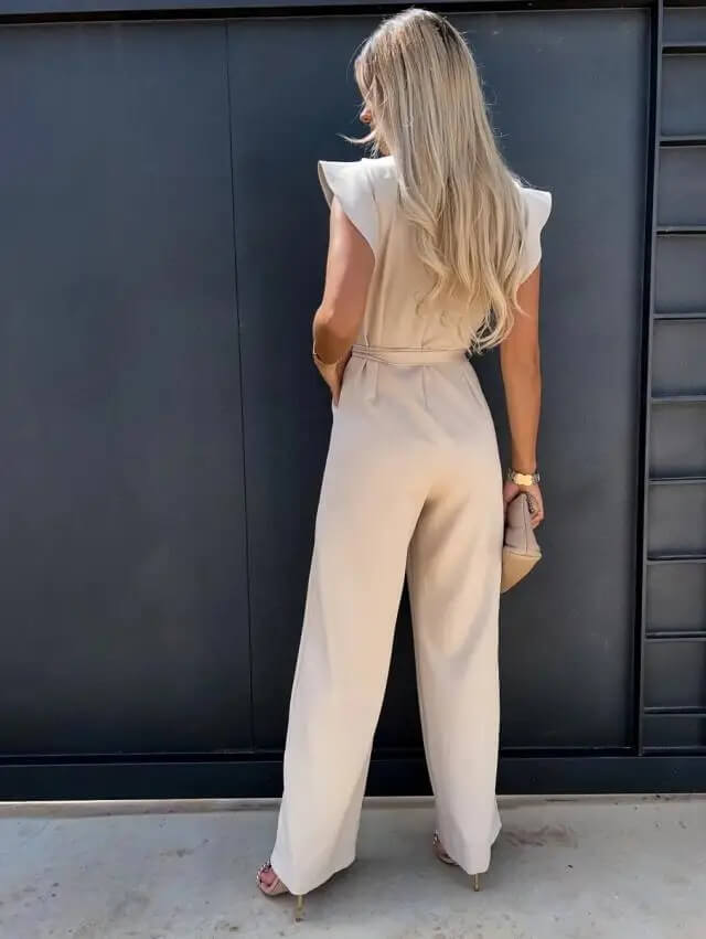 "Combinaison femme élégante avec manches papillon et ceinture chic, parfaite pour un style sophistiqué et confortable."