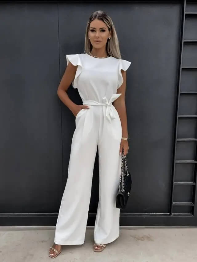 "Combinaison femme élégante avec manches papillon et ceinture chic, parfaite pour un style sophistiqué et confortable."