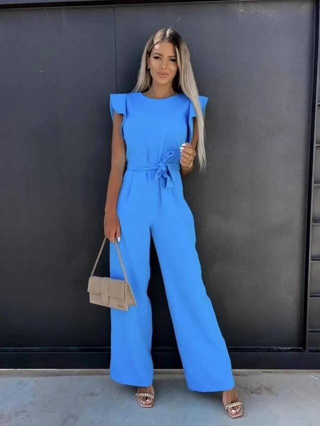 "Combinaison femme élégante avec manches papillon et ceinture chic, parfaite pour un style sophistiqué et confortable."
