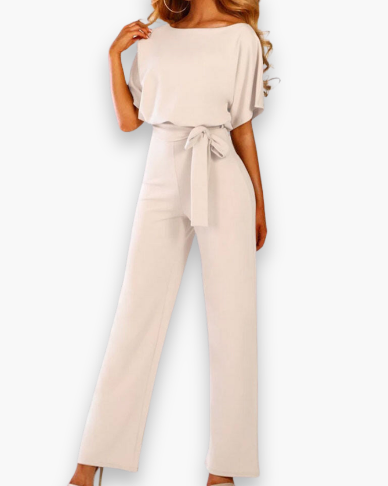 "Combinaison femme élégante beige avec coupe flatteuse et tissu confortable, idéale pour événements formels ou casual."