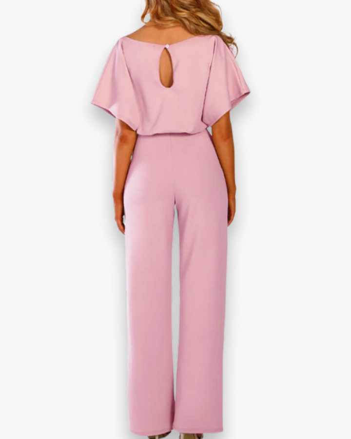 "Combinaison femme élégante beige avec coupe flatteuse et tissu confortable, idéale pour événements formels ou casual."