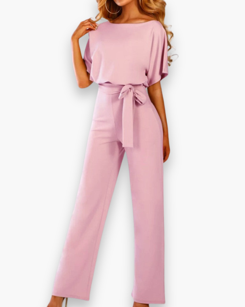 "Combinaison femme élégante beige avec coupe flatteuse et tissu confortable, idéale pour événements formels ou casual."