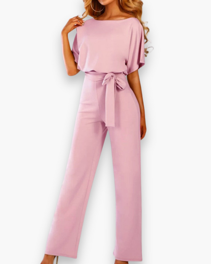 "Combinaison femme élégante beige avec coupe flatteuse et tissu confortable, idéale pour événements formels ou casual."