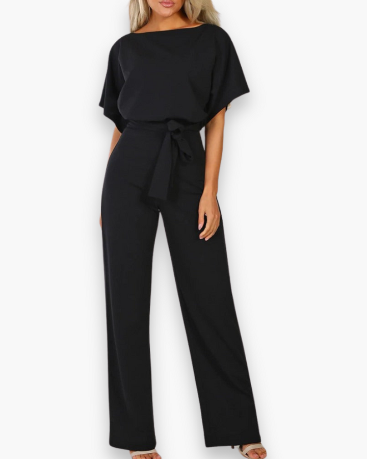 "Combinaison femme élégante beige avec coupe flatteuse et tissu confortable, idéale pour événements formels ou casual."