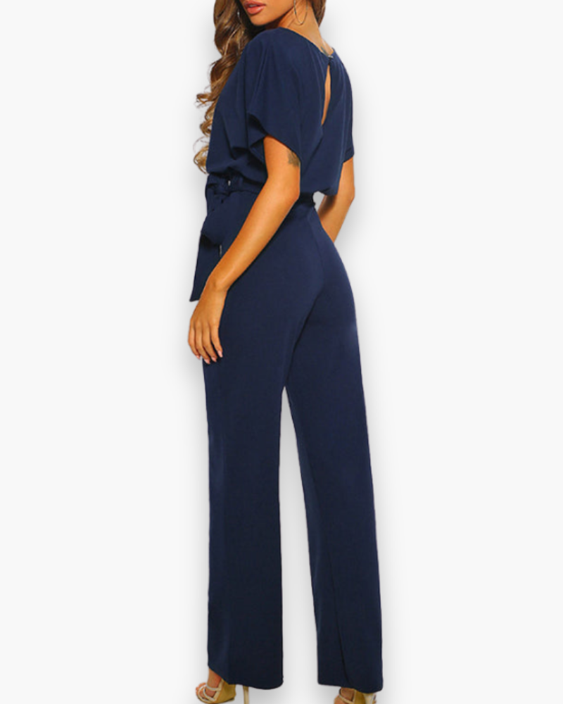 "Combinaison femme élégante beige avec coupe flatteuse et tissu confortable, idéale pour événements formels ou casual."