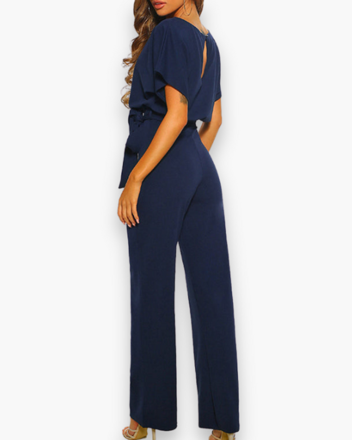"Combinaison femme élégante beige avec coupe flatteuse et tissu confortable, idéale pour événements formels ou casual."