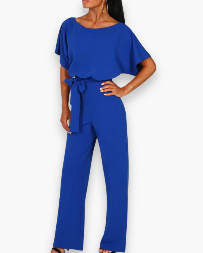 "Combinaison femme élégante beige avec coupe flatteuse et tissu confortable, idéale pour événements formels ou casual."