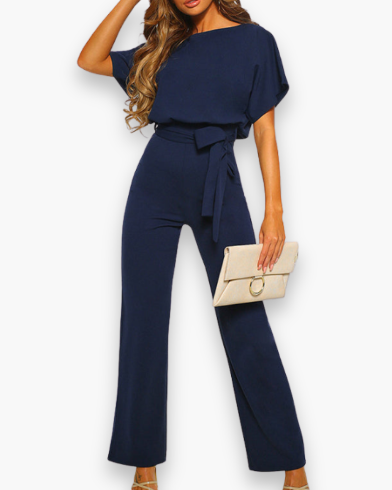 "Combinaison femme élégante beige avec coupe flatteuse et tissu confortable, idéale pour événements formels ou casual."