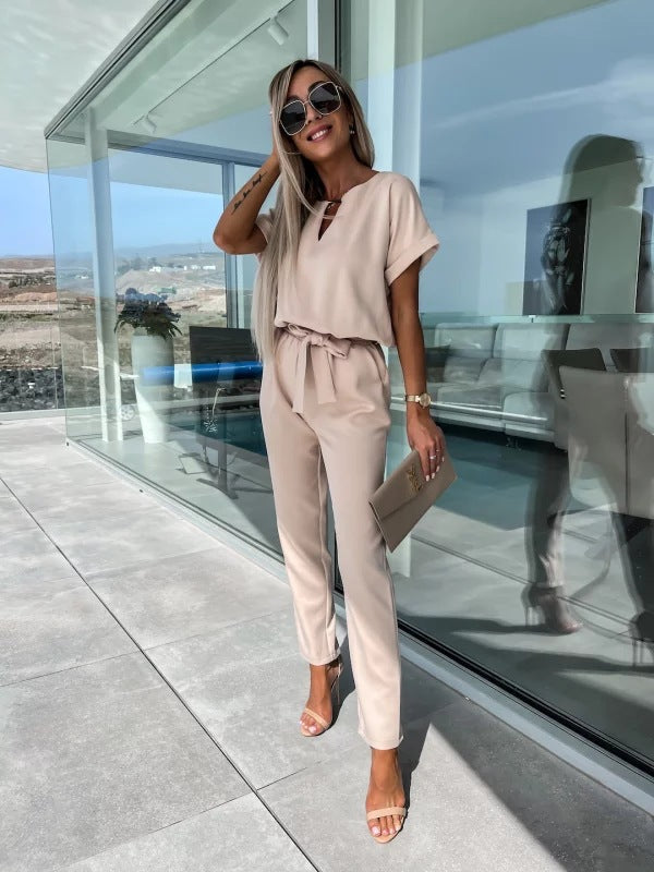 "Combinaison femme élégante kaki, manches courtes, coupe ajustée, vue de face, idéale pour l'été et les occasions décontracté