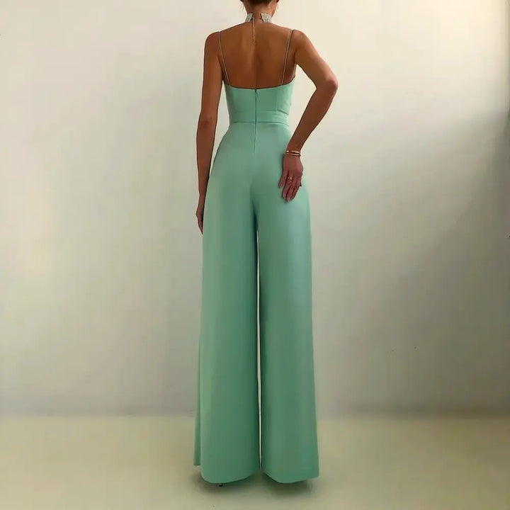 "Combinaison femme été élégante, décolleté croisé, jambes larges, bretelles fines, noire, style fluide, silhouette affinée."