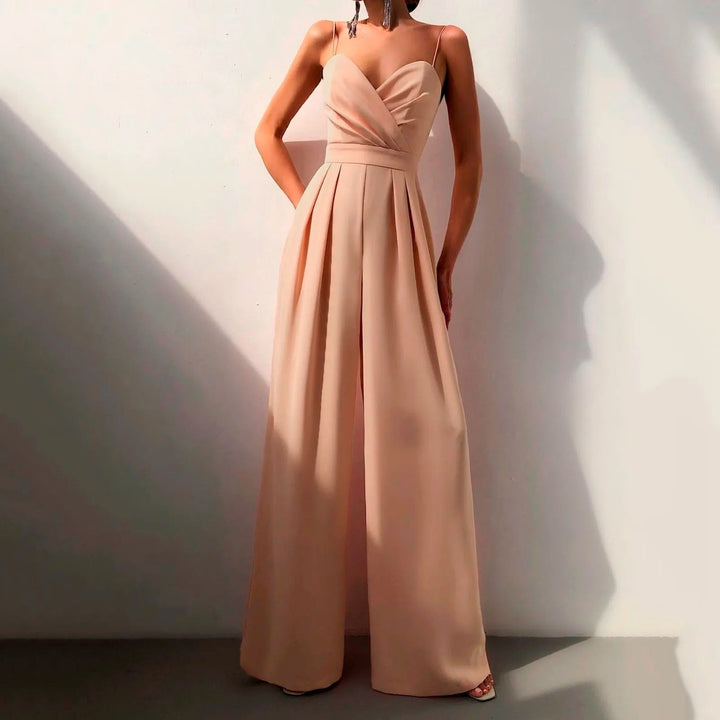 "Combinaison femme été élégante, décolleté croisé, jambes larges, bretelles fines, noire, style fluide, silhouette affinée."