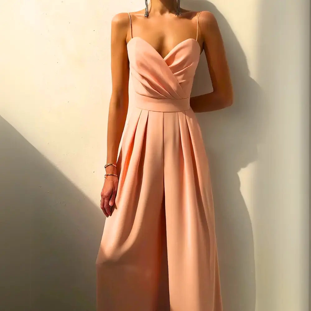 "Combinaison femme été élégante, décolleté croisé, jambes larges, bretelles fines, noire, style fluide, silhouette affinée."