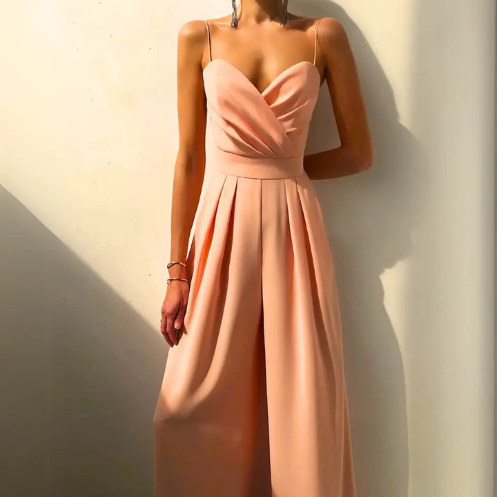 "Combinaison femme été élégante, décolleté croisé, jambes larges, bretelles fines, noire, style fluide, silhouette affinée."