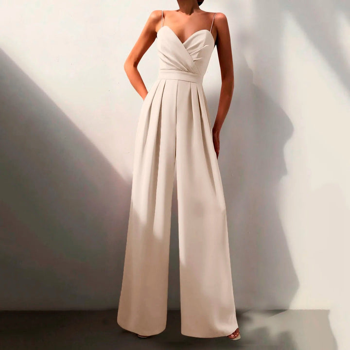 "Combinaison femme été élégante, décolleté croisé, jambes larges, bretelles fines, noire, style fluide, silhouette affinée."